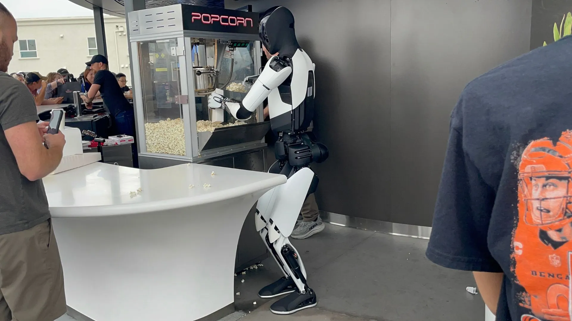 Tesla’s Retro Diner Opens in Los Angeles with Burgers, Big Screens and Angry Neighbors